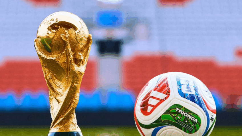 WM-Pokal 2026 und der offizielle Spielball auf dem Rasen